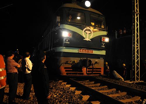 5月23日,列車通過恢復(fù)后的滬昆鐵路列車脫線事發(fā)路段。新華社記者周科攝