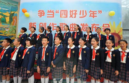 5月29日,北京大學(xué)附屬小學(xué)的同學(xué)們在齊唱爭當(dāng)“四好少年”新創(chuàng)歌曲。新華社記者羅曉光攝