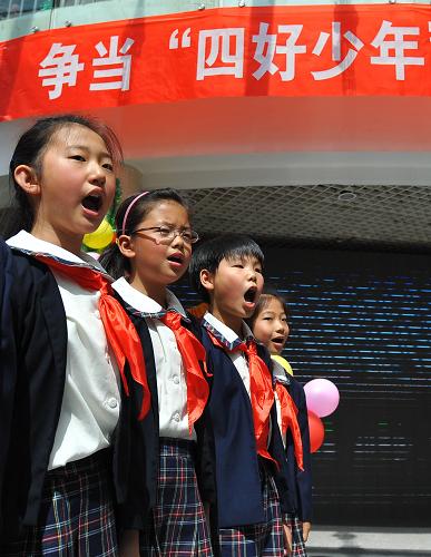 5月29日,北京大學(xué)附屬小學(xué)的同學(xué)們在齊唱爭當(dāng)“四好少年”新創(chuàng)歌曲。新華社記者 羅曉光 攝