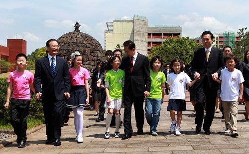 5月30日,中國國務院總理溫家寶在韓國濟州島出席中日韓三國青少年“展望2020”祈愿活動。 新華社記者 龐興雷 攝