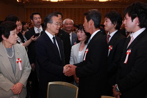 5月30日晚,國務院總理溫家寶在東京出席日中友好七團體和僑界四團體聯(lián)合舉行的晚宴并講話。 這是在晚宴上,溫家寶與京都農(nóng)戶親切交談。 新華社記者 龐興雷 攝