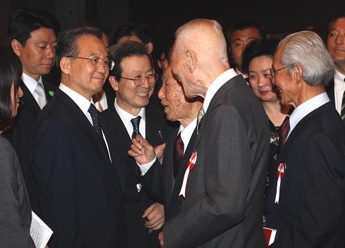 5月30日晚,中國國務院總理溫家寶在東京出席日中友好七團體和僑界四團體聯(lián)合舉行的晚宴并講話。 這是在晚宴上,溫家寶與日籍八路軍、解放軍老戰(zhàn)士親切會面。 新華社記者 姚大偉 攝