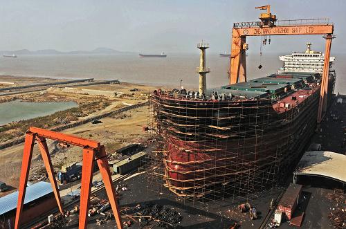 浙江省三門縣的一家造船廠正在建造萬噸輪(2009年10月攝)。新華社記者 譚進(jìn) 攝
