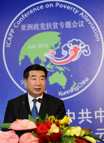 7月17日,亞洲政黨扶貧專題會(huì)議在云南昆明開幕。來自30個(gè)國家57個(gè)政黨的120多名代表出席開幕式。部分非洲國家政黨和聯(lián)合國、亞洲議會(huì)大會(huì)等國際組織也派觀察員出席。中共中央政治局委員、國務(wù)院副總理回良玉出席開幕式并發(fā)表主旨講話。 新華社記者 藺以光攝