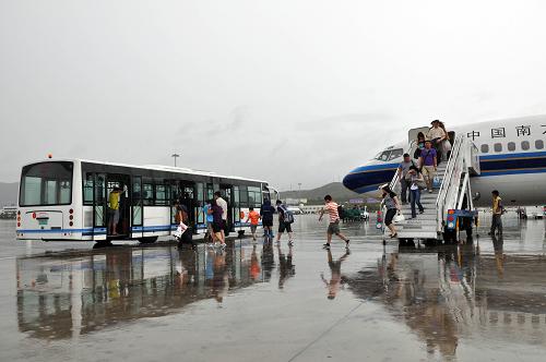 7月17日上午,乘坐南航客機的旅客順利抵達三亞鳳凰機場。 隨著臺風(fēng)“康森”影響的逐漸減弱,截至17日11時,三亞鳳凰機場已全部恢復(fù)正常。 新華社發(fā)(徐勤濤 攝)