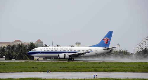 7月17日上午,一架南航客機平穩(wěn)降落在三亞鳳凰機場跑道上。新華社發(fā)(徐勤濤 攝)
