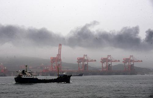 7月17日,大連新港輸油管道爆炸20多個小時后仍然濃煙滾滾。新華社記者 任勇攝