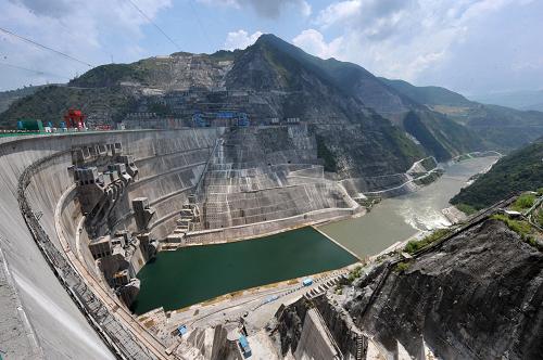 8月25日,世界在建最高拱壩——小灣電站300米級(jí)雙曲拱形大壩全景圖。 當(dāng)日,位于云南省南澗縣與鳳慶縣交界的瀾滄江中游河段上的小灣水電站單機(jī)容量70萬(wàn)千瓦的4號(hào)機(jī)組正式投產(chǎn)發(fā)電,標(biāo)志著我國(guó)水電裝機(jī)總?cè)萘客黄疲矁|千瓦大關(guān),穩(wěn)居世界第一。小灣電站是國(guó)家重點(diǎn)工程和西部大開(kāi)發(fā)“西電東送”標(biāo)志性戰(zhàn)略工程,共6臺(tái)機(jī)組總裝機(jī)容量420萬(wàn)千瓦機(jī)組已全部投產(chǎn)。 新華社記者 陳海寧 攝