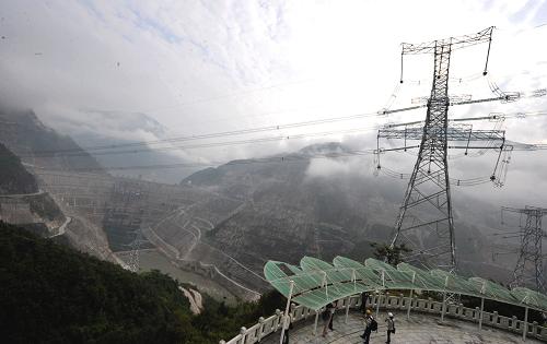 8月25日,云南省南澗縣與鳳慶縣交界的小灣水電站輸電線(xiàn)路。新華社記者 陳海寧 攝