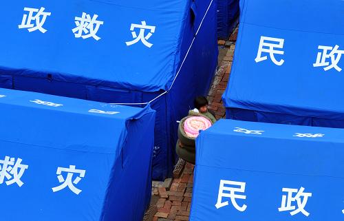 8月25日,在舟曲縣一中臨時(shí)安置點(diǎn),一位受災(zāi)居民拿著包裹準(zhǔn)備離開,前往沙川壩新的安置點(diǎn)。 當(dāng)日,舟曲縣受災(zāi)群眾開始轉(zhuǎn)移到沙川壩二次安置點(diǎn)生活。之前,舟曲受災(zāi)群眾被暫時(shí)安置在3個(gè)臨時(shí)集中安置點(diǎn),或者投親靠友安置,其中集中安置點(diǎn)主要分布在學(xué)校。為保證學(xué)校順利開學(xué),舟曲縣在向西距離縣城4.5公里處的沙川壩征地113畝,搭設(shè)帳篷1000多頂,準(zhǔn)備安置受災(zāi)群眾500戶。 新華社記者梁強(qiáng)攝