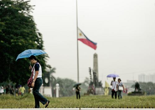 8月25日,在菲律賓首都馬尼拉的黎剎公園,菲律賓國旗降半旗,悼念在馬尼拉遇難的中國香港游客。 菲律賓總統(tǒng)貝尼尼奧·阿基諾三世24日宣布,菲政府把8月25日定為菲律賓全國哀悼日,悼念在23日游客劫持事件中遇難的8名中國香港游客。 新華社發(fā)(法布里加爾攝)