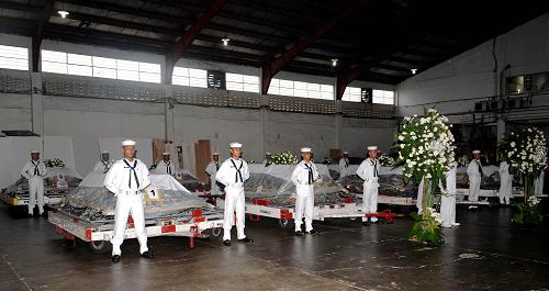 8月25日,菲律賓海軍儀仗隊在首都馬尼拉的國際機場守衛(wèi)遇難香港游客靈柩。新華社記者黃本強攝