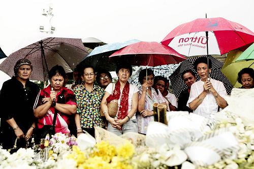 8月25日,在菲律賓首都馬尼拉,市民在發(fā)生劫持事件的地點悼念在馬尼拉遇難的中國香港游客。新華社發(fā)(法布里加爾攝)