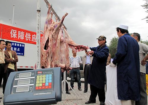 9月3日,工作人員在銷售中央儲(chǔ)備羊肉。 繼今年5月向市場投放中央儲(chǔ)備肉以來,9月3日,新疆維吾爾自治區(qū)商務(wù)廳再次緊急動(dòng)用中央活羊儲(chǔ)備,組織企業(yè)向?yàn)豸斈君R、和田等地市場投放中央儲(chǔ)備活羊,以保障市場供應(yīng),平抑持續(xù)高位運(yùn)行的肉價(jià)。此次儲(chǔ)備投放行動(dòng)將持續(xù)15天左右,在10余個(gè)中央活畜儲(chǔ)備肉直銷點(diǎn),投放的儲(chǔ)備肉均按當(dāng)日批發(fā)價(jià)向各族群眾直銷。 去冬今春以來,新疆羊肉價(jià)格持續(xù)高位運(yùn)行,已經(jīng)影響到各族群眾的生活。 新華社記者 賀占軍 攝