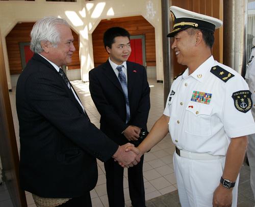 9月3日,中國海軍出訪及遠航訓(xùn)練編隊指揮員、海軍副參謀長冷振慶少將(右)在湯加首都努庫阿洛法和湯加首相塞韋萊握手。 由“鄭和”號遠洋訓(xùn)練艦和“綿陽”號導(dǎo)彈護衛(wèi)艦組成的中國海軍出訪及遠航訓(xùn)練編隊當(dāng)天抵達太平洋島國湯加王國首都努庫阿洛法港,開始為期4天的友好訪問。這也是中國海軍艦艇編隊首次訪問湯加。 新華社發(fā)(王智濤攝)