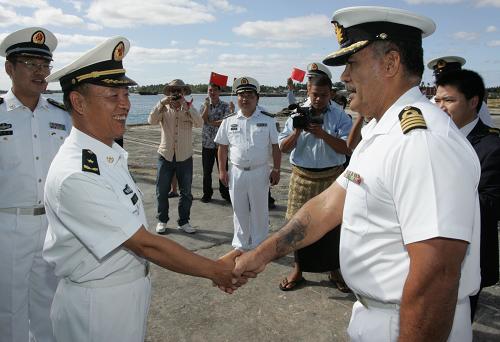 9月3日,中國海軍出訪及遠航訓(xùn)練編隊指揮員、海軍副參謀長冷振慶少將(前左)在湯加首都努庫阿洛法與前來歡迎的湯加國防軍副司令福諾卡拉菲握手。新華社發(fā)(王智濤攝)
