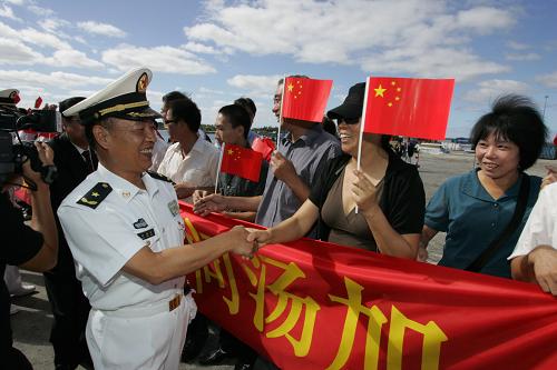 9月3日,中國海軍出訪及遠航訓(xùn)練編隊指揮員、海軍副參謀長冷振慶少將在湯加首都努庫阿洛法與前來歡迎的華僑華人代表握手。新華社發(fā)(王智濤攝)