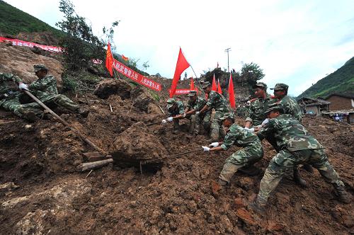 9月3日,救援部隊(duì)在奮力移動(dòng)一塊壓在民房上的巨石,石下一家3口人被掩埋其中。 隨著大批救援隊(duì)伍陸續(xù)抵達(dá)云南保山市隆陽(yáng)區(qū)瓦馬鄉(xiāng)河?xùn)|村大石房村泥石流災(zāi)區(qū),各路搶險(xiǎn)救災(zāi)人員在現(xiàn)場(chǎng)全面展開(kāi)救援工作,繼續(xù)搜救失蹤村民,安置群眾、防控疾病等各項(xiàng)工作也在有序進(jìn)行中。 新華社記者陳海寧攝