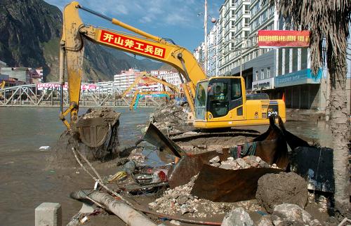 9月3日,開(kāi)山斧工兵團(tuán)的一輛挖掘機(jī)在舟曲商業(yè)區(qū)清淤。 連日來(lái),承擔(dān)甘肅舟曲災(zāi)區(qū)最大的商貿(mào)城和運(yùn)輸公司清淤工作的蘭州軍區(qū)某集團(tuán)軍開(kāi)山斧工兵團(tuán)官兵,夜以繼日地在泥濘中作業(yè),目前近兩萬(wàn)平方米的清淤任務(wù)已接近尾聲。自8月8日以來(lái),開(kāi)山斧工兵團(tuán)已在舟曲連續(xù)搶險(xiǎn)救災(zāi)20多天,先后完成了生命搜救、堰塞湖爆破、疏通縣城主干道、危房拆除和搭建帳篷學(xué)校等任務(wù)。 新華社記者 郭剛 攝