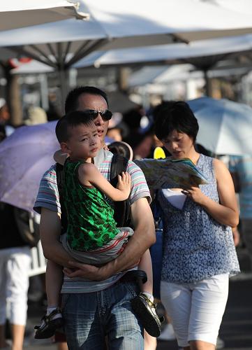 9月3日,游客在上海世博園內(nèi)游覽。新華社記者 藺以光 攝