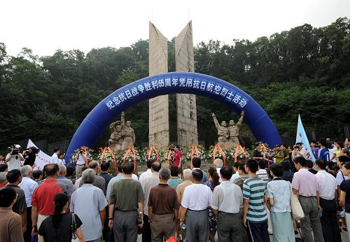 9月3日,各界群眾參加憑吊儀式。 當(dāng)日上午,為紀(jì)念抗戰(zhàn)勝利65周年,南京各界在南京抗日航空烈士紀(jì)念碑前舉行紀(jì)念活動(dòng),悼念在二次世界大戰(zhàn)期間在中國戰(zhàn)場上壯烈犧牲的中、美、蘇三國抗日航空烈士。 參加當(dāng)天紀(jì)念活動(dòng)的有南京市各界人士代表、部分抗日航空烈士親屬代表和師生代表。 新華社記者孫參攝