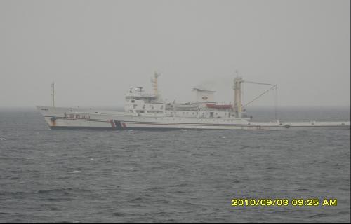 9月3日,在黃??拷n國一側(cè)海域,中國派出的“北海救108號”救援船在疑似中國漁船的沉沒地點(diǎn)進(jìn)行搜尋。 由中國派出的“北海救108號”救援船和韓國派出的3000噸級警務(wù)艇當(dāng)天繼續(xù)在黃??拷n國一側(cè)海域,搜尋日前被韓國貨輪撞沉的疑似中國漁船和船上人員。 新華社發(fā)/韓國海洋警察廳提供