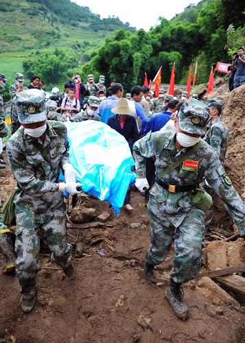 9月3日,成都軍區(qū)駐滇某團(tuán)官兵在云南保山市隆陽(yáng)區(qū)瓦馬鄉(xiāng)河?xùn)|村特大山體滑坡災(zāi)區(qū)搜救現(xiàn)場(chǎng)抬出一具遇難者的遺體。 目前,隨著大批救援隊(duì)伍陸續(xù)抵達(dá)云南保山市隆陽(yáng)區(qū)瓦馬鄉(xiāng)河?xùn)|村大石房村特大山體滑坡災(zāi)區(qū),各路搶險(xiǎn)救災(zāi)人員在現(xiàn)場(chǎng)全面展開(kāi)救援工作,繼續(xù)搜救失蹤村民。安置群眾、防控疾病等各項(xiàng)工作也在有序進(jìn)行中。數(shù)百名解放軍、武警和消防官兵在災(zāi)害發(fā)生后立即趕往災(zāi)區(qū),轉(zhuǎn)移群眾、搭建帳篷、搜救失蹤者、發(fā)放物資等,在搶險(xiǎn)救災(zāi)中發(fā)揮了重要作用。 新華社發(fā)(周凡凱 攝)