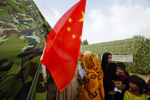 9月15日,在巴基斯坦南部受洪災最嚴重的特達地區(qū)馬克里鎮(zhèn),巴基斯坦民眾在中國國際救援隊流動醫(yī)院排隊取藥。 7月下旬以來,印度河泛濫,80年一遇的洪水讓巴基斯坦2000萬災民陷入困境。中國國際救援隊于8月27日抵達巴基斯坦南部的重災區(qū),為災區(qū)民眾提供醫(yī)療救助。一傳十,十傳百,中國國際救援隊到來的消息很快在特達地區(qū)傳開,大量災民從安置點來到流動醫(yī)院前排起長隊,有的人甚至從幾十公里外步行趕來就診。截至9月19日,這支救援隊已接診災區(qū)病人15000余人次。 新華社記者周磊攝