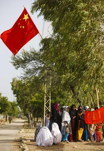 9月18日,在巴基斯坦南部受洪災最嚴重的特達地區(qū)馬克里鎮(zhèn),巴基斯坦民眾在中國國際救援隊流動醫(yī)院排隊就診。新華社記者周磊攝