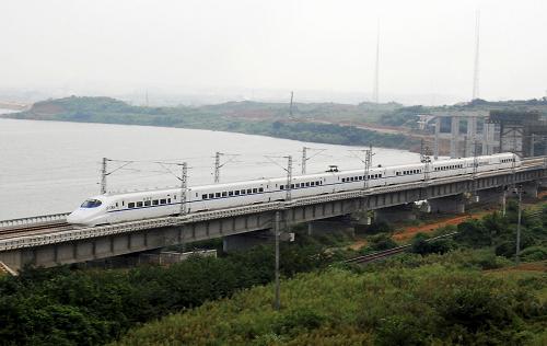 9月20日,一列“和諧號(hào)”高速動(dòng)車行駛在昌九城際高鐵八里湖特大橋上。 當(dāng)日,我國(guó)中部地區(qū)首條城際高鐵——昌九城際高鐵正式開通運(yùn)行。昌九城際高鐵全長(zhǎng)135公里。開通運(yùn)行后,江西南昌至九江最快45分鐘即可到達(dá),兩城將形成“一小時(shí)城際圈”。 新華社發(fā)(胡國(guó)林 攝)