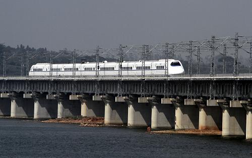 9月20日,一列行駛在昌九城際高鐵上的“和諧號(hào)”高速動(dòng)車途徑八里湖特大橋。新華社發(fā)(何光 攝)