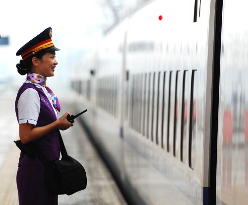 9月20日,在江西九江火車站,一列“和諧號(hào)”高速動(dòng)車準(zhǔn)備發(fā)車駛往南昌。新華社發(fā)(胡國(guó)林 攝)
