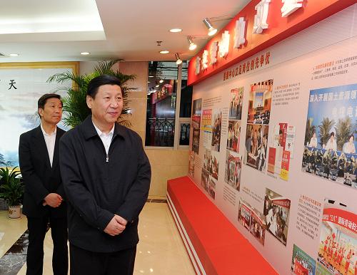 9月20日,中共中央政治局常委、中央書記處書記、國家副主席習(xí)近平到國土資源部調(diào)研機(jī)關(guān)黨的建設(shè)和創(chuàng)先爭優(yōu)活動。中共中央政治局委員、中央書記處書記、中央組織部部長李源潮一同參加調(diào)研。這是習(xí)近平在參觀國土資源系統(tǒng)共產(chǎn)黨員先鋒模范風(fēng)采展。 新華社記者劉建生攝