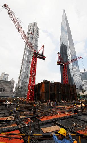 這是9月20日拍攝的位于陸家嘴地區(qū)的上海中心大廈地上施工工地(畫面前部)。新華社發(fā)(鈕一新 攝)