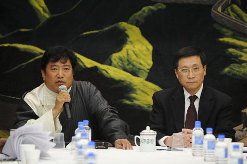 9月21日,在澳大利亞墨爾本,中國藏學(xué)家代表團(tuán)團(tuán)長、西藏社會科學(xué)院宗教所所長次仁加布(左)在與當(dāng)?shù)匕拇罄麃喓椭袊鴮W(xué)者、僑界代表座談時發(fā)言。 中國藏學(xué)家代表團(tuán)21日來到澳大利亞第二大城市墨爾本,與當(dāng)?shù)匕拇罄麃喓椭袊鴮W(xué)者、僑界代表座談,回答他們關(guān)于西藏歷史和現(xiàn)狀的問題。中國藏學(xué)家代表團(tuán)16日抵達(dá)澳大利亞進(jìn)行為期6天的訪問,此后他們將飛赴新西蘭繼續(xù)與各界人士廣泛交流。 新華社發(fā)(白雪攝)