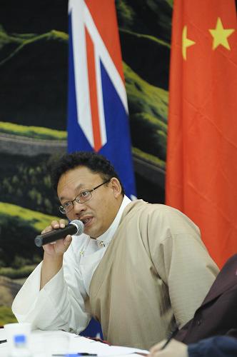 9月21日,在澳大利亞墨爾本,中國藏學(xué)家代表團(tuán)成員、西藏社科院民族研究所副所長班覺在與當(dāng)?shù)匕拇罄麃喓椭袊鴮W(xué)者、僑界代表座談時回答提問。新華社發(fā)(白雪攝)