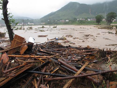 “凡亞比”帶來特大暴雨使廣東省信宜市受災(zāi)嚴(yán)重(9月21日攝)。至21日18時(shí)30分,該市受災(zāi)人口達(dá)35萬人,直接經(jīng)濟(jì)損失4.6億元。 據(jù)廣東省防總消息,截至21日17時(shí),“凡亞比”造成廣東40多萬人受災(zāi),3人死亡。 新華社發(fā)