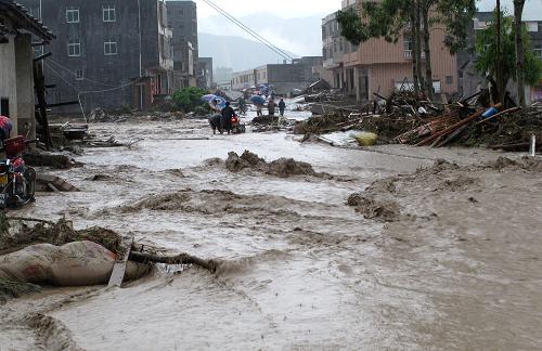 “凡亞比”帶來特大暴雨使廣東省信宜市受災(zāi)嚴(yán)重(9月21日攝)。至21日18時(shí)30分,該市受災(zāi)人口達(dá)35萬人,直接經(jīng)濟(jì)損失4.6億元。新華社發(fā)