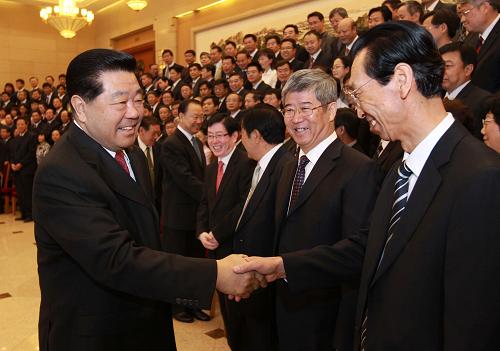 9月27日,中國(guó)統(tǒng)一戰(zhàn)線理論研究會(huì)第五屆會(huì)員代表大會(huì)在北京召開。會(huì)前,中共中央政治局常委、全國(guó)政協(xié)主席賈慶林會(huì)見全體代表并講話。 新華社記者 龐興雷 攝