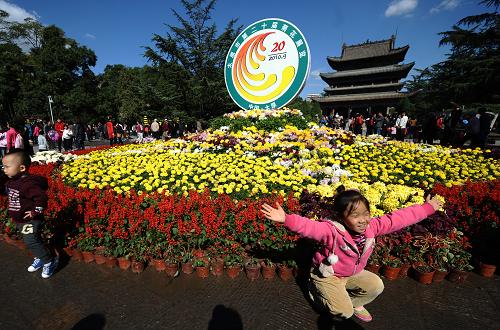 10月3日,一名小女孩在太原市迎澤公園的菊花展上拍照。 國慶期間,山西省太原市第二十屆菊花展覽在太原市各大公園內(nèi)同時進行,近百萬盆造型各異、色彩繽紛的塔菊、盆景菊、大立菊等在秋風中爭奇斗艷,為長假期間出游的人們增添了許多樂趣。 新華社記者 燕雁攝
