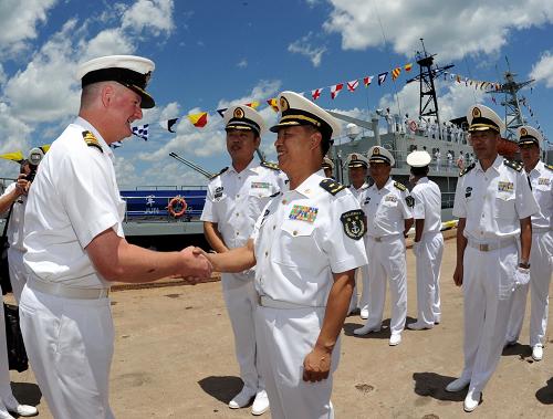 10月3日,在澳大利亞達爾文港,澳大利亞海軍北方司令部海上部隊指揮官唐納利(前左)歡迎中國海軍編隊指揮員、海軍副總參謀長冷振慶少將(前右)。 中國海軍出訪及遠(yuǎn)航訓(xùn)練編隊當(dāng)日抵達澳大利亞達爾文港,開始對達爾文進行為期4天的友好訪問。中國海軍編隊自7月30日起航以來,已經(jīng)圓滿完成對巴布亞新幾內(nèi)亞、湯加、瓦努阿圖、新西蘭等國的友好訪問。在結(jié)束對達爾文的訪問后,編隊將于10月7日啟程返回祖國。 新華社發(fā)(胡嘉攝)