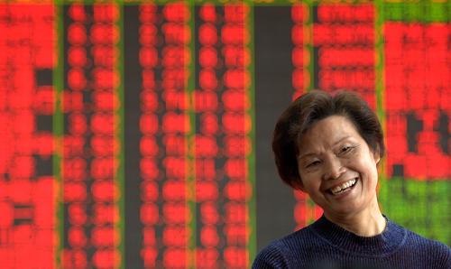 10月11日,一位股民在杭州一家證券營(yíng)業(yè)所內(nèi)喜上眉梢。新華社記者 黃宗治 攝