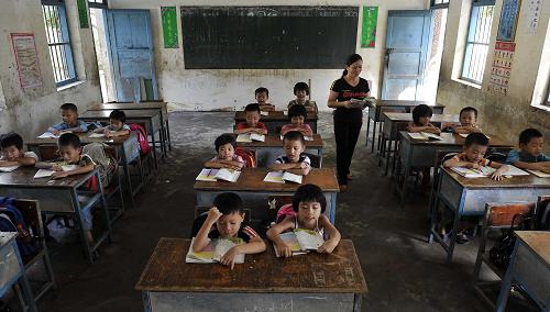 10月11日,海南省瓊海市加積鎮(zhèn)橋頭小學(xué)學(xué)生在上課。新華社記者 郭程 攝