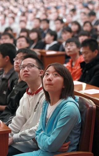 10月11日,與會(huì)人員聆聽報(bào)告。新華社記者劉衛(wèi)兵攝