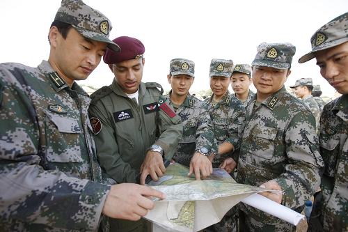 10月12日,在巴基斯坦海德拉巴災(zāi)區(qū),巴方領(lǐng)航員與中國(guó)飛行員研究返航線路。新華社記者李翔攝