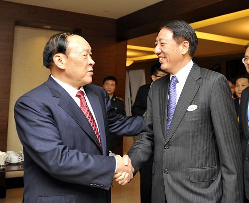10月12日,中國國務(wù)委員兼國防部長梁光烈(左)在越南河內(nèi)會見新加坡副總理兼國防部長張志賢。 新華社記者黃曉勇攝