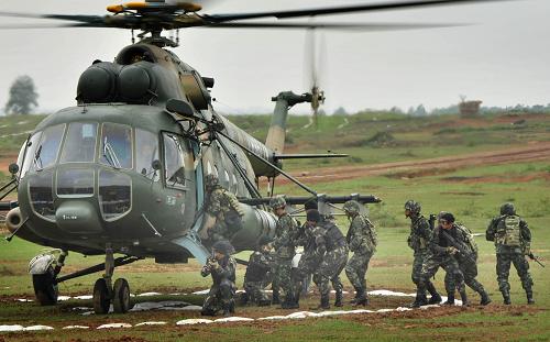 10月12日,中泰隊員正在登機準備實施機降。新華社發(fā)(黃爍 攝)