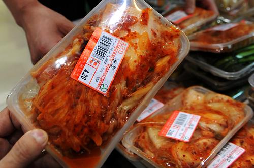 青島一超市內(nèi)出售的泡菜價(jià)格較一周前提高10%左右(10月14日攝)。 近日,受韓國“泡菜危機(jī)”影響,山東青島出口泡菜和白菜的企業(yè)銷量增長了一倍,多數(shù)企業(yè)生產(chǎn)已達(dá)到飽和狀態(tài),市場上的泡菜和白菜零售價(jià)格較一周前提高10%左右。 新華社記者 李紫恒 攝