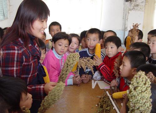 2007年10月16日,山東省陽信縣陽信鎮(zhèn)中心小學教師劉曉玲在課堂上為學生們講解玉米、高粱和大豆等農作物的種植及生長知識。新華社發(fā)