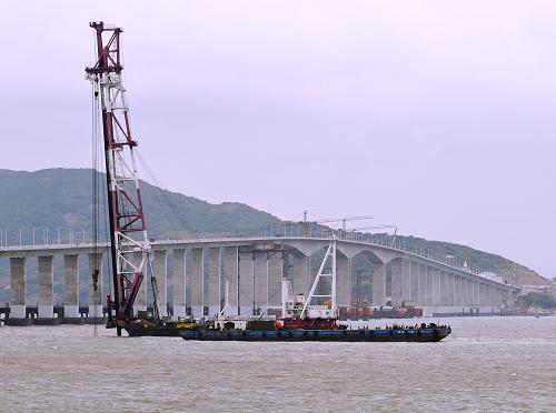 這是進(jìn)入倒計(jì)時(shí)施工中的平潭海峽大橋(10月15日攝)。 作為連接大陸與海西經(jīng)濟(jì)區(qū)對(duì)臺(tái)合作和自由貿(mào)易的“實(shí)驗(yàn)場(chǎng)”平潭島的平潭海峽大橋施工進(jìn)入倒計(jì)時(shí),將于11月底正式通車(chē)。 2009年7月,中國(guó)第五大島、與臺(tái)灣遙遙相望的平潭島被福建列為綜合實(shí)驗(yàn)區(qū)。今年9月中旬,平潭海峽大橋合龍貫通。 平潭海峽大橋起自福清小山東,接省道305線(xiàn),跨海壇海峽,止于平潭娘宮,全長(zhǎng)4976米。其中跨海峽大橋長(zhǎng)3510米,兩岸接線(xiàn)長(zhǎng)1466米。全線(xiàn)采用二級(jí)公路標(biāo)準(zhǔn)建設(shè),設(shè)計(jì)時(shí)速80公里。大橋及接線(xiàn)路基寬度17米,雙向4車(chē)道。大橋設(shè)計(jì)水位采用百年一遇的極端高低水位,結(jié)構(gòu)設(shè)計(jì)基準(zhǔn)年限為100年,可通航5000噸級(jí)海輪。 新華社記者 魏培全 攝